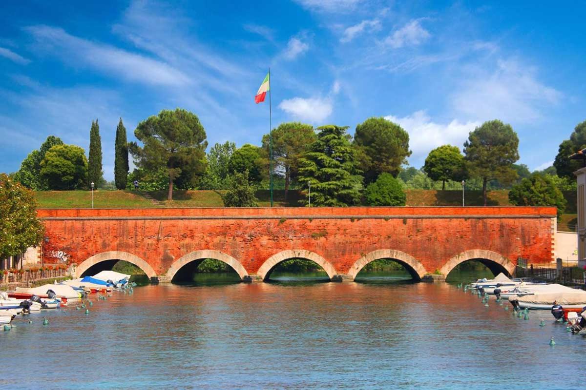 Fiori Sull'Acqua Apartments Peschiera del Garda Luaran gambar