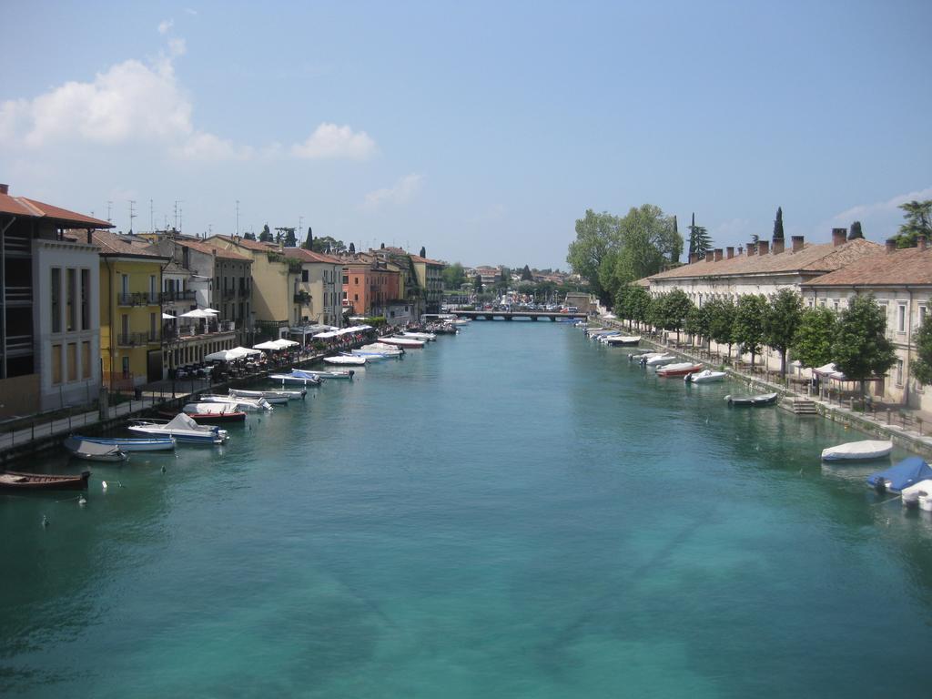 Fiori Sull'Acqua Apartments Peschiera del Garda Luaran gambar